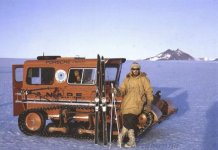 2898204-Mt_Henderson_SnowTrac_and_trendy_skier-Antarctica.jpg