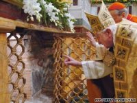 art.pope.tomb.afp.gi.jpg